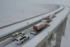 甘肃敦当高速公路项目管理有限公司迎战风雪：全力除雪保畅 确保公路安全畅通图片
