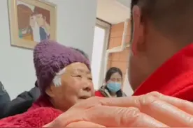 “你有妈妈了，有妈妈疼了” 错认假父16年男子与生母相认，抱头痛哭图片