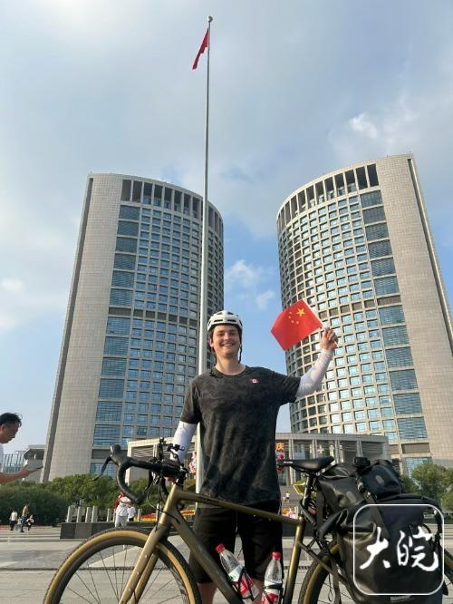 “安徽人对我超级好” 加拿大小伙从上海骑行到合肥，受邀拍照吃安徽菜