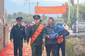 喜报送家门 | 军功章真好看！长大了我要像爸爸一样！图片