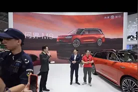 突发！周鸿祎又买国产车了，成问界M9车主，余承东陪同提车！图片