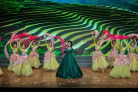 “五月的鲜花”文艺演出在济宁职业技术学院举办图片