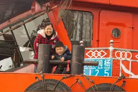 吉祥中国年 | 京杭大运河上忙碌的船娘，一家三代船上过年图片