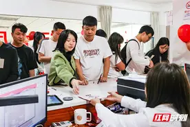 临武县：“520”新人登记结喜结良缘图片