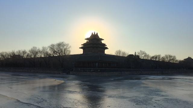 仿佛镀上了一层金色的光，北京冬至日邂逅最美夕阳