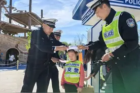 假期漫步吉姆交通安全主题乐园 美“警”相随 平安“童”行图片