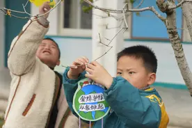 植树节 ▏孩子们为校园树木设计“绿色身份证”图片