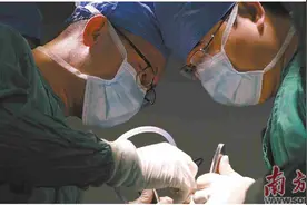 患者14厘米长钉穿颅而过图片