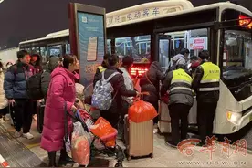 出站是凌晨3时20分 “没想到还有公交车能坐”图片