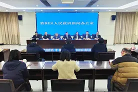 四川德阳旌阳区举行新闻发布会 解读市区初中招生入学工作有关政策图片