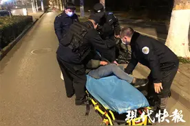 酒后勿骑车！男子醉酒撞树满脸是血图片