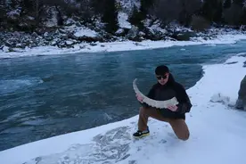 点赞！捡到北山羊角后，他立马报警上交图片