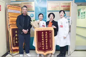 长沙地铁上男子突然昏倒全身青紫，这名护士长果断出手图片