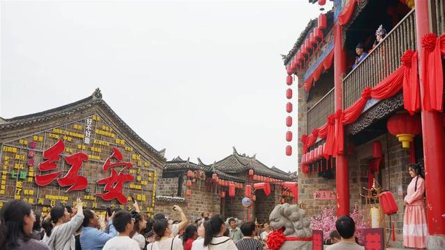 ​红安文旅国庆掀“国潮” 古城焕新首日引客1.5万