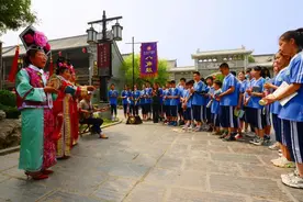 感受非遗文化魅力，五一假期青州古城游人如织图片