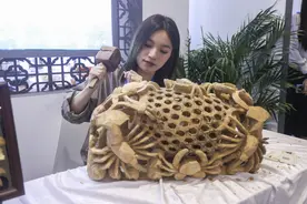 非遗之魅！“90后”潮州木雕传人文博会现场制作“龙虾蟹篓”图片