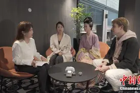 东西问·中外对话｜刘雯雯、碰碰对话无名：青年一代要不断创新和探索，助力中华文化海外传播图片