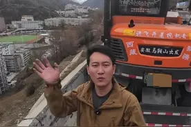 安徽小伙开着挖掘机去西藏：时速仅20公里，途中修路填坑参加救援图片