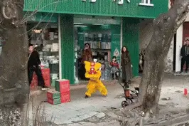 小女孩路边练习舞狮火爆全网！后续来了图片