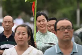 一举夺“葵”！高考首日马上收官，考场外成向日葵花海图片