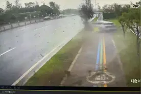 成都一辆高合汽车高速行驶出车祸起火，路人拿锤子砸窗救援！回应：正配合警方调查图片