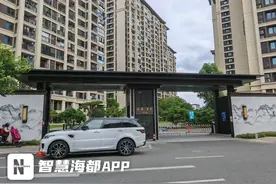 事发福州一小区！业主“见缝插针”抢车位，物业回应→图片