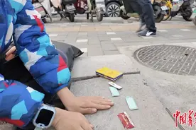 中青报：小学生烟卡交易大行其道，让烟盒不再漂亮或能破局图片