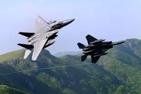 韩媒：朝鲜持续射导之际，韩空军出动约20架战机进行防空演习图片