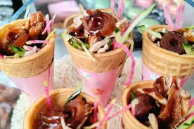 留学生做菜摆摊，市民排队打卡，这个社区美食节真热闹！图片