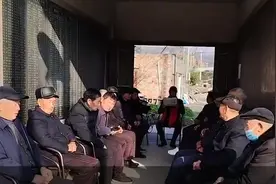 这个春节，浙江读报大爷仍每天开讲“新闻村播”图片