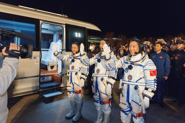 超近视角！神舟二十一号航天员出征组图