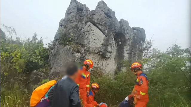 徒步发现美景登高拍照，男子不慎踩空摔伤→