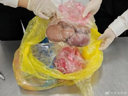 旅客身上夹藏18斤猪内脏过关被查获