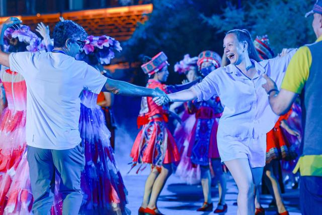 与故宫、长城同台领奖，这座长满了国际游客的古镇拥有怎样的“出海密码”