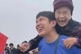 背着95岁奶奶去天安门看升旗的他，还有个身份→图片