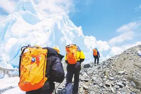 在校大学生摄影师拍摄珠峰登顶全过程——海拔8300米，他放飞航拍机图片