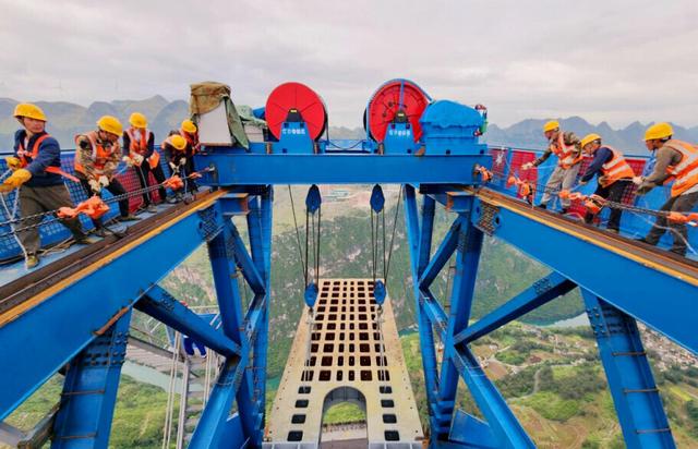 潮声丨“横竖”都是世界第一的大桥，文旅IP如何自我生长