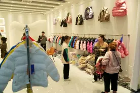 买了没几年的羽绒服，怎么就不保暖了？原来很多人做错了这两点图片