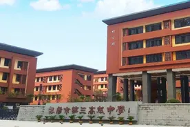 河南洛阳一高中强制让家长看晚自习？校方：只倡导不强制，有老师值班图片