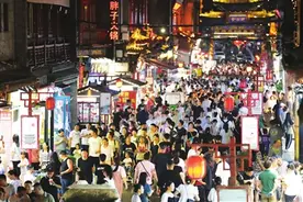 景区街区游客数量“井喷” 太原暑期旅游市场“热辣滚烫”图片