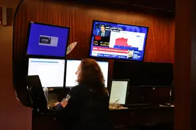 海外网评：美政府加征关税，美国市场先“挺不住”了图片