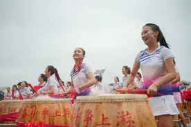溆浦龙舟赛圆满落幕，冠军队伍分享喜悦：明年听到锣鼓响后，马上回来！图片