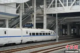 江西庐山站高架候车室钢结构I级施工 部分途经旅客列车停运图片