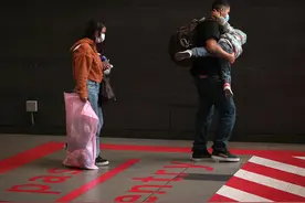 “把我们当畜生一样对待”！哥伦比亚被遣返移民痛诉美国图片