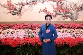 【小灵通跑两会·护航未来最强音】王淑英代表：将思政教育融入学科教学与实践活动图片