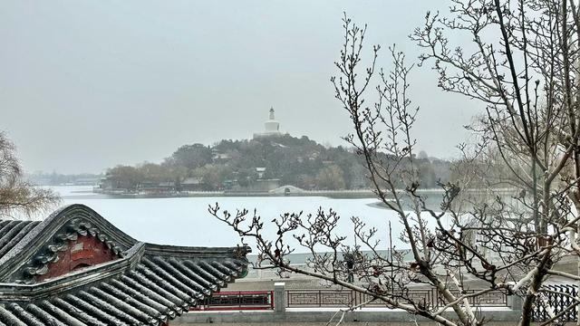 听雪落白塔，北海归静谧