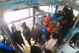 女乘客在公交车上昏迷，车厢内上演一场“爱心接力”图片
