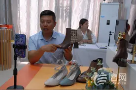 即墨一村支书带货蓝村皮鞋 一场直播卖出2000双图片