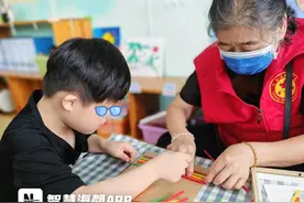 默契十足！“常青”志愿服务队与福利院儿童共同制作国庆主题竹编画图片