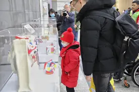 “星星的孩子”作品亮相地铁站图片